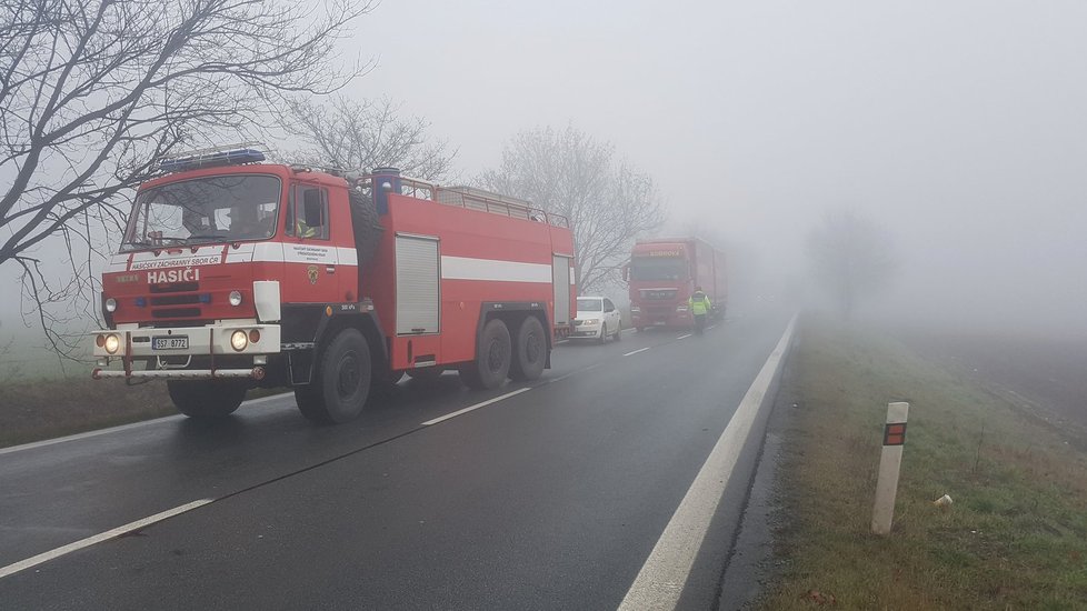 Hrozivě vypadající nehoda nedaleko Líbeznic v Praze-východ.