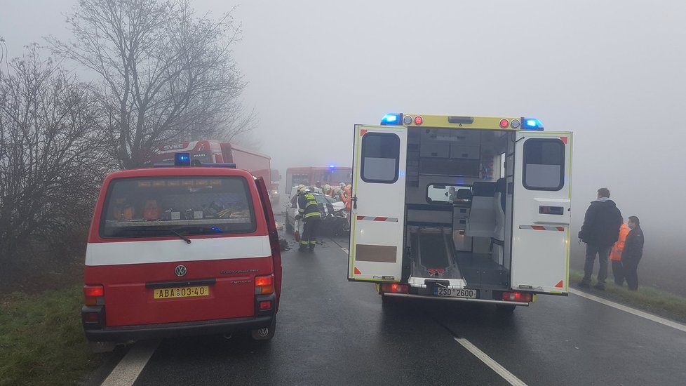 Hrozivě vypadající nehoda nedaleko Líbeznic v Praze-východ.