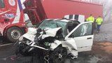 Děsivá nehoda v Líbeznicích: Řidič BMW předjížděl v mlze, čelně se srazil s náklaďákem