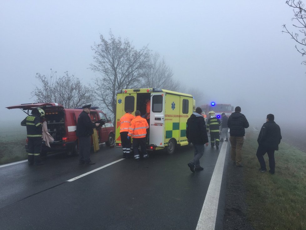 Hrozivě vypadající nehoda nedaleko Líbeznic v Praze-východ.