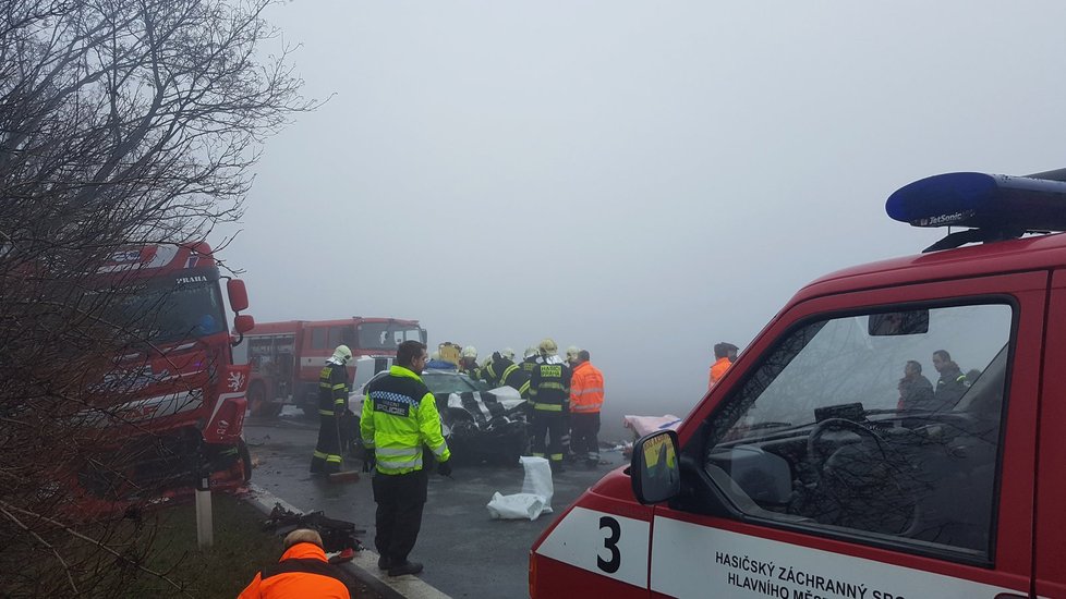 Hrozivě vypadající nehoda nedaleko Líbeznic v Praze-východ.