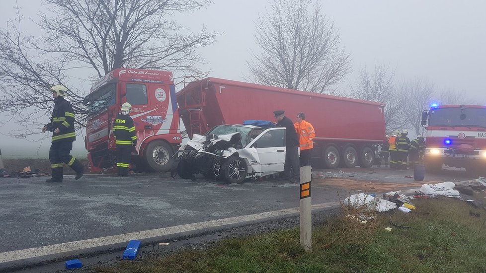 Hrozivě vypadající nehoda nedaleko Líbeznic v Praze-východ.