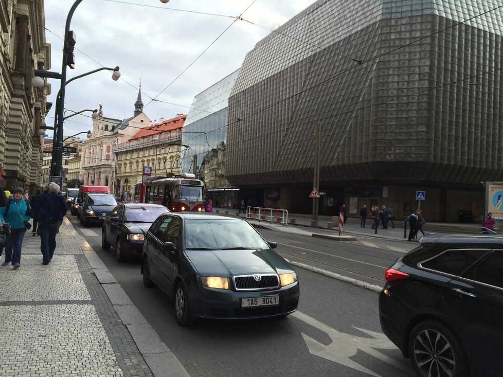 Na Národní ulici a dál směrem k Můstku se tvoří dlouhé kolony aut.
