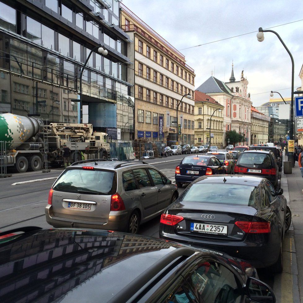 Hlukem a emisemi ze silničního provozu trpí i mnoho lidí v České republice.