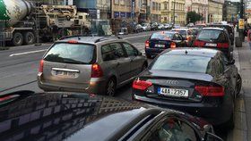 Šílené kolony v centru Prahy: „Stihl jsem si jít i nakoupit,“ říká řidič v zácpě