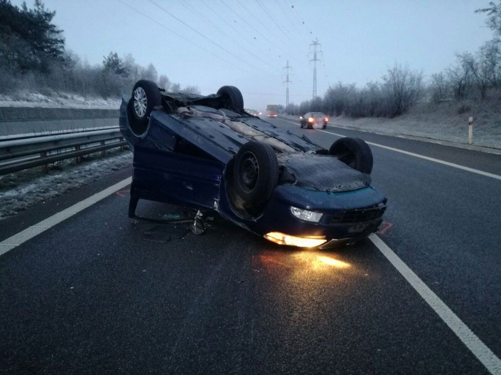 Na dálnici D11 skončilo auto na střeše, řidič nadýchal dvě promile.