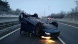 Opilý řidič otočil na D11 auto na střechu: Na 15. kilometru zbrzdil dopravu