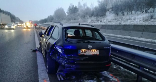 Na dálnici D11 skončilo auto na střeše, řidič nadýchal dvě promile.