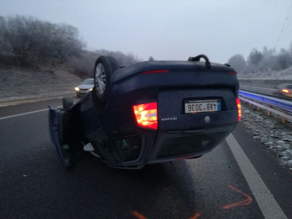 Na dálnici D11 skončilo auto na střeše, řidič nadýchal dvě promile.