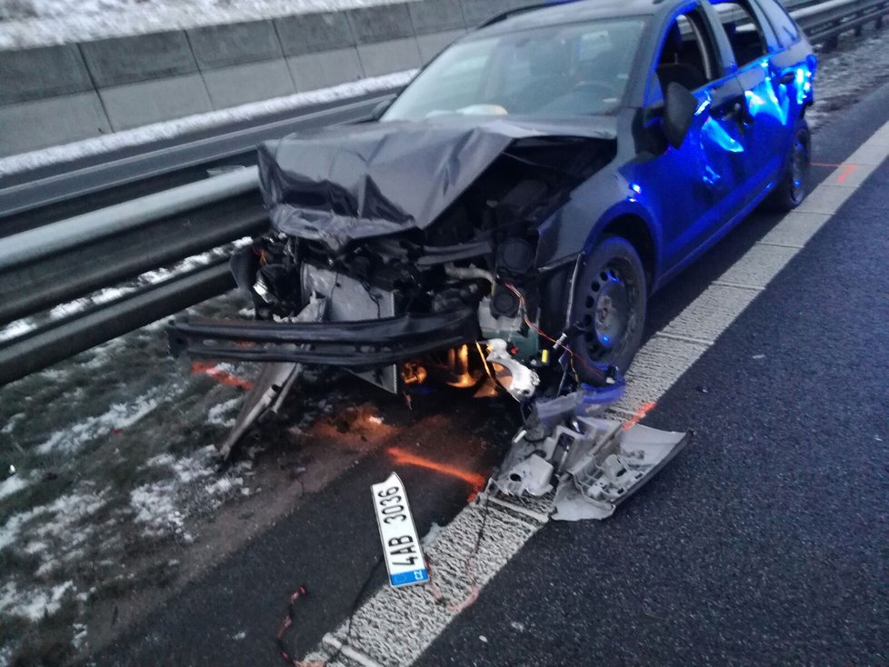 Na dálnici D11 skončilo auto na střeše, řidič nadýchal dvě promile.