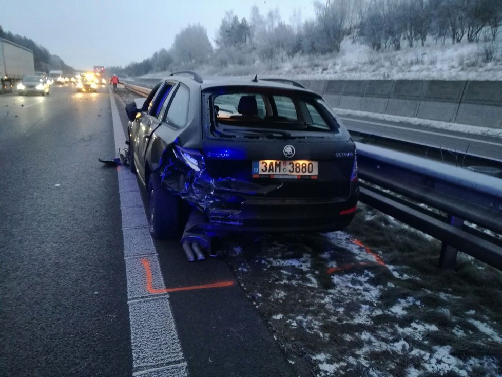 Na dálnici D11 skončilo auto na střeše, řidič nadýchal dvě promile.