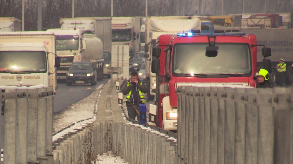 Na Jižní spojce se u Černého Mostu vybouraly tři kamiony.