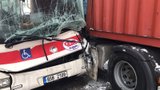 V Kněževsi u Prahy boural autobus s náklaďákem: Řidiče museli vyprošťovat