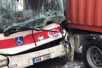 V Kněževsi u Prahy boural autobus s náklaďákem: Řidiče museli vyprošťovat