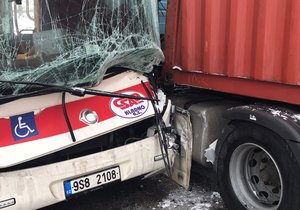 V Kněževsi u Prahy boural autobus s nákladním autem.