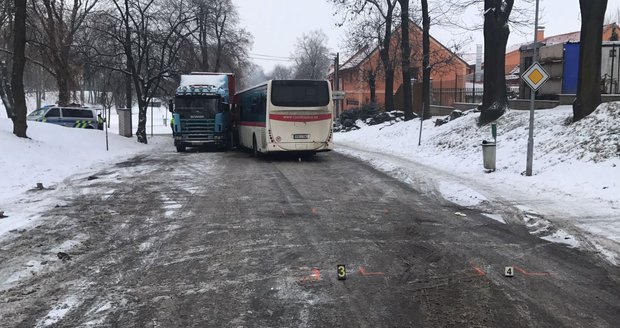 V Kněževsi u Prahy boural autobus s nákladním autem.