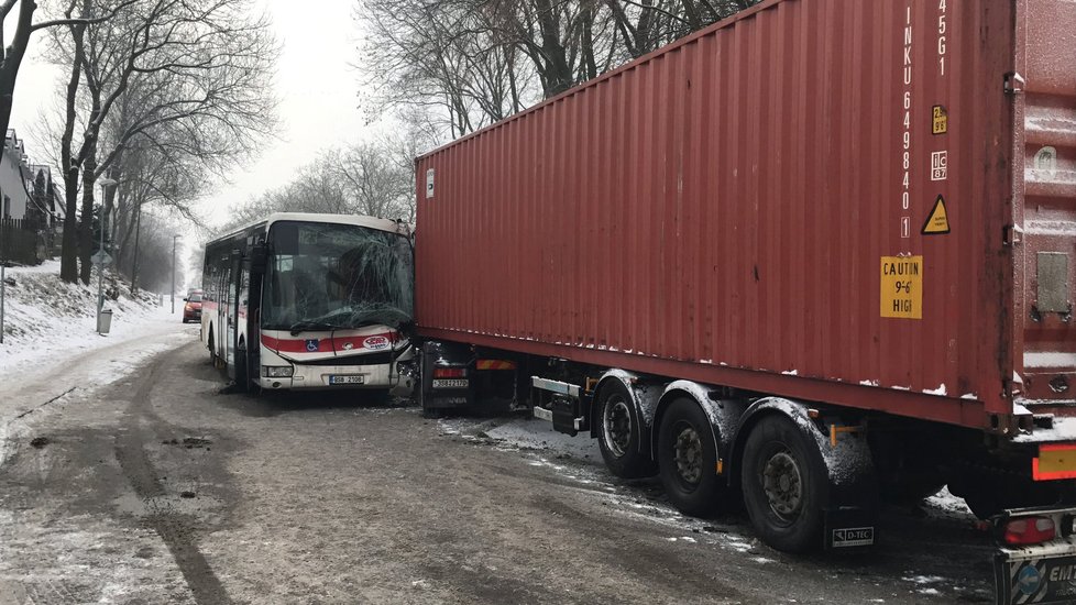 V Kněževsi u Prahy boural autobus s nákladním autem.