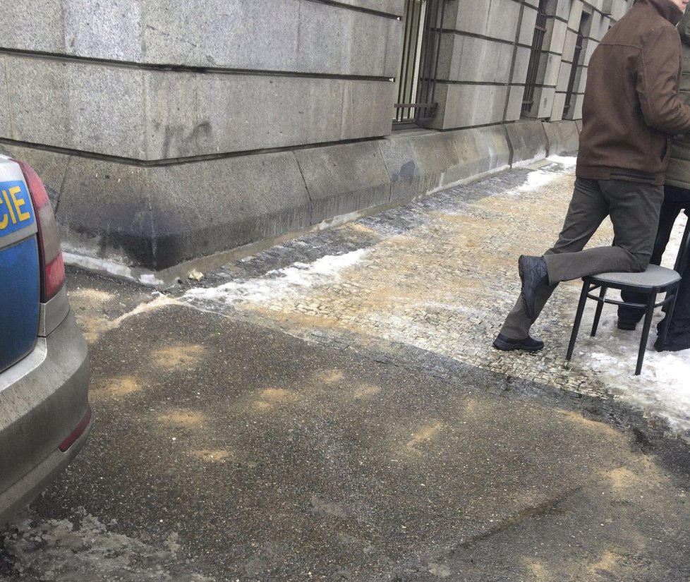 Ledovka sužuje Prahu: Zranění jsou v autech i na chodnících.