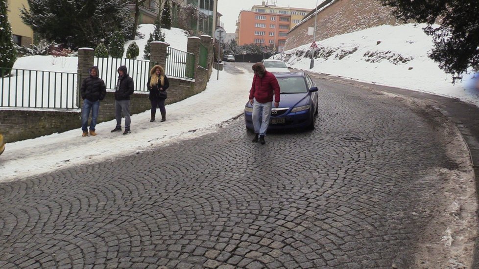 Ledovka sužuje Prahu: Zranění jsou v autech i na chodnících.