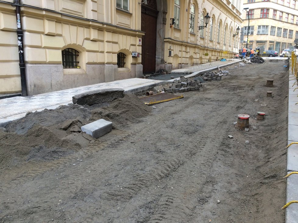Rozkopané ulice Prahy: Kde jsou komplikace teď a kde je čekat po prázdninách?