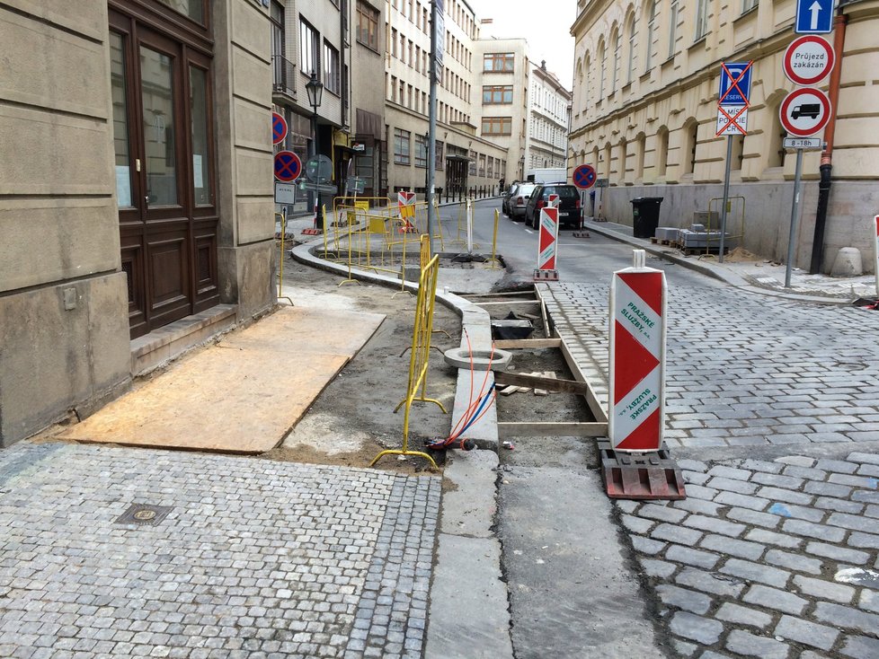 V rámci oprav dělníci opravují také chodníky.
