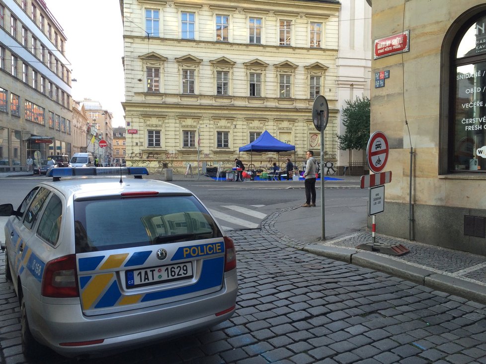 Policisté hlídají každý vjezd na Národní třídu.