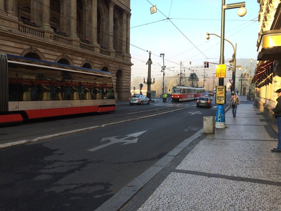 Tramvaje po Národní dál jezdí, auta mají utrum.