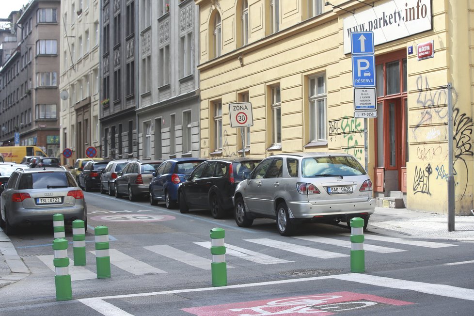 Přes léto se bude kompletně opravovat křižovatka Tusarova a Osadní. Křižovatka bude zcela neprůjezdná. (ilustrační foto)