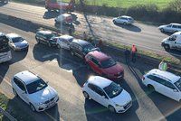 Hromadná nehoda na dálnici D10 u Prahy. Bouralo tu sedm aut