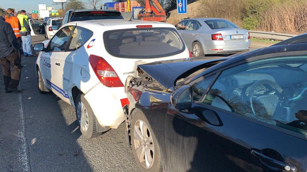 Hromadná nehoda sedmi aut na dálnici D10 u Prahy.