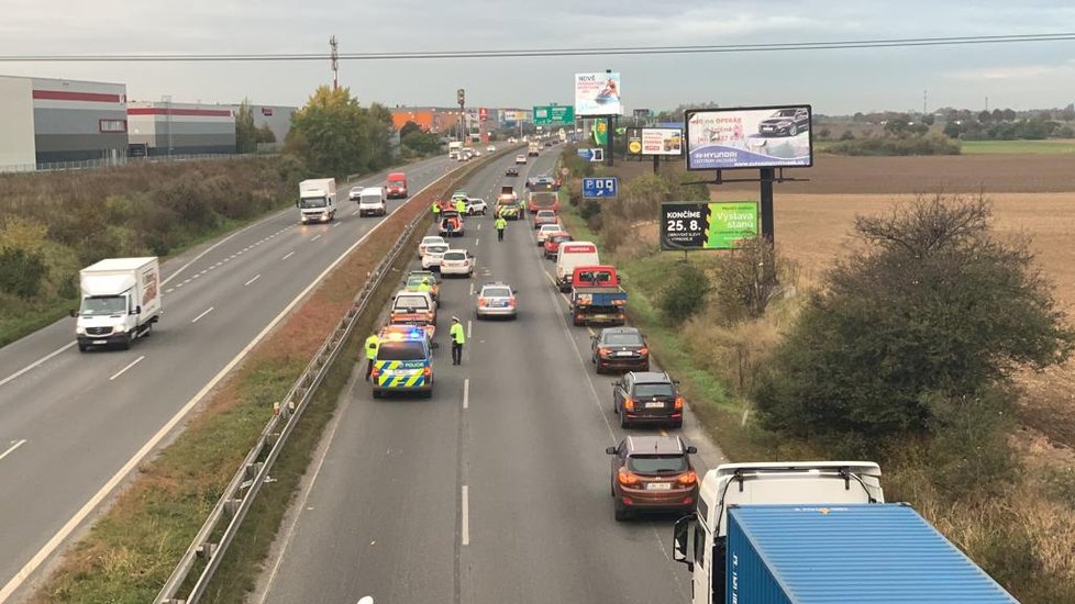 Na dálnici D10 se před Prahou stala hromadná nehoda.