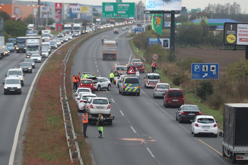 Na dálnici D10 se před Prahou stala hromadná nehoda.