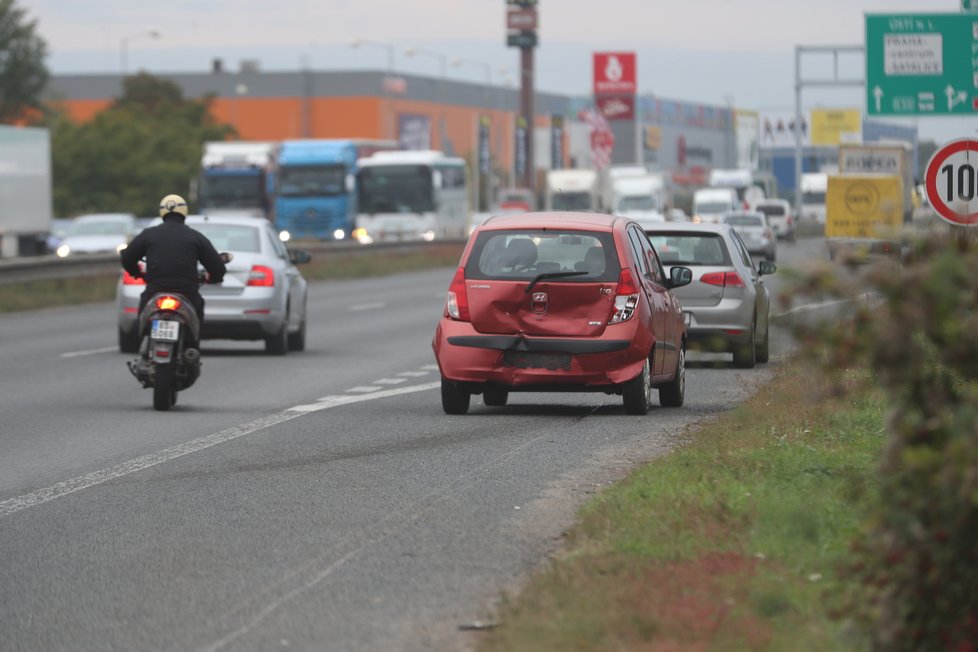 Na dálnici D10 se před Prahou stala hromadná nehoda.