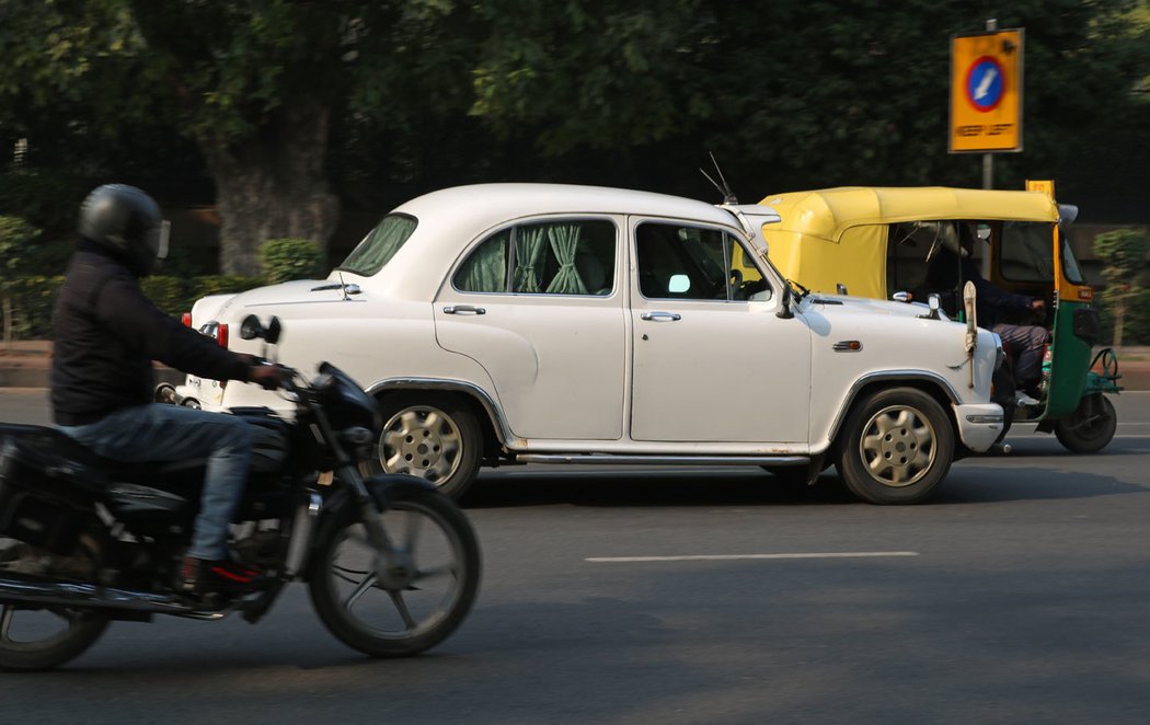 Legendární Hindustan Ambassador z ulic mizí, během našeho pobytu jsme viděli jen tři. Tento bílý se záclonkami slouží státní správě.