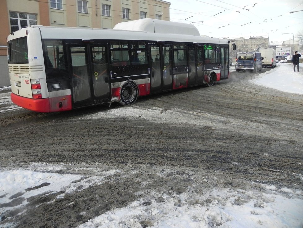 Kolapsová situace u Vojenské nemocnice v Brně. Nekonečná dopolední kolona ve směru od Staré osady do centra Brna