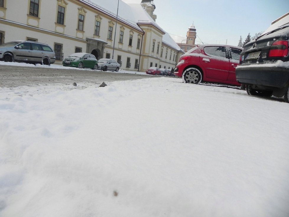 Sníh dnes mnohé řidiče nejen v Brně zaskočil