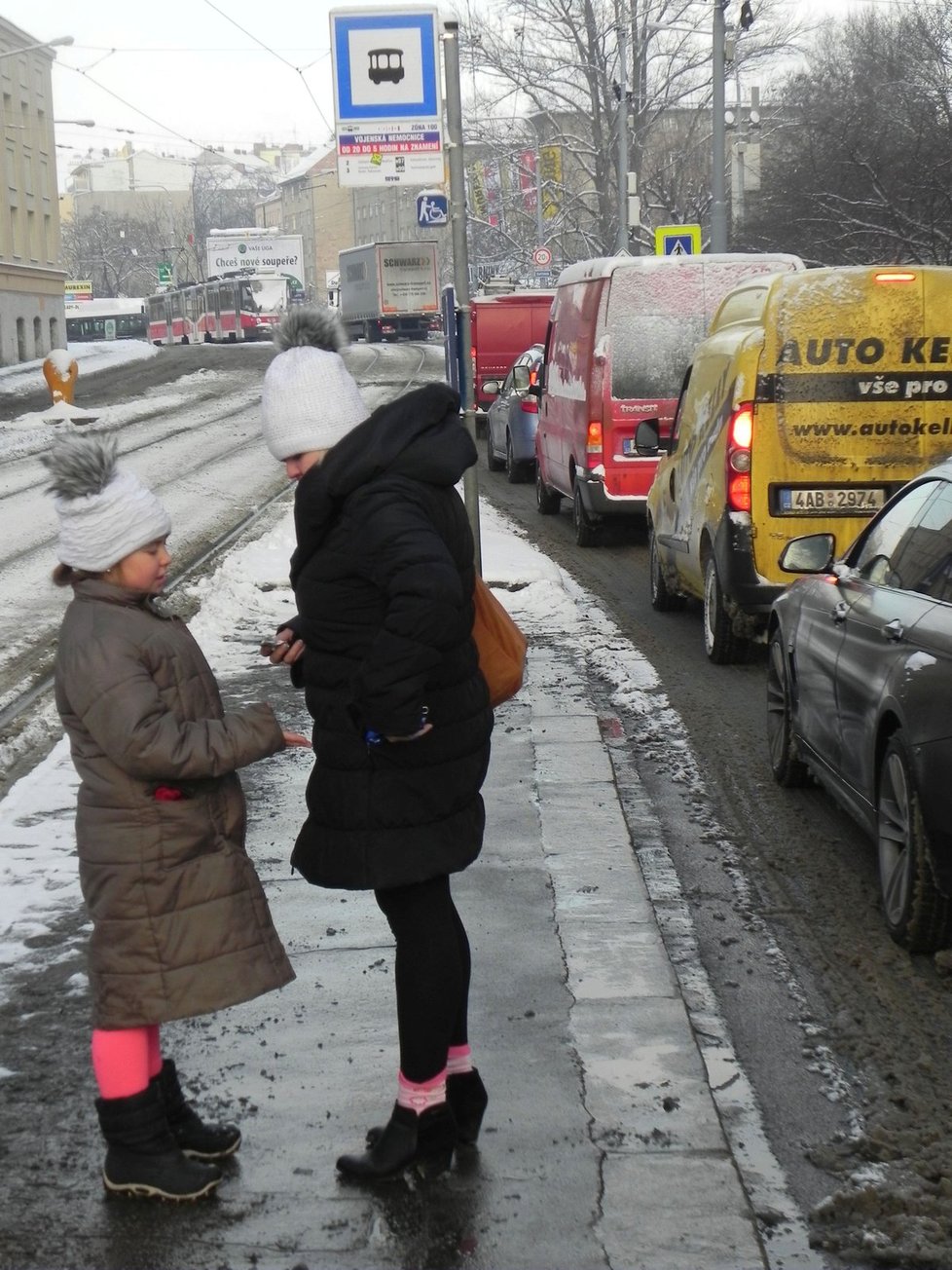 Kolapsová situace u Vojenské nemocnice v Brně. Nekonečná dopolední kolona ve směru od Staré osady do centra Brna