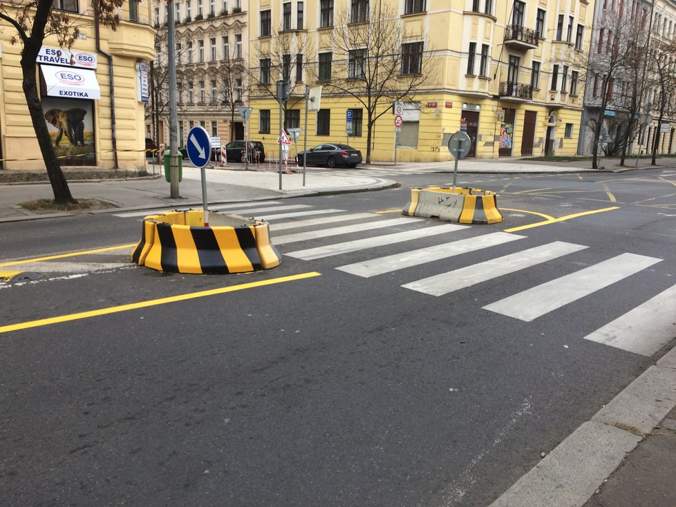 Současné provizorní řešení v Korunovační ulici.