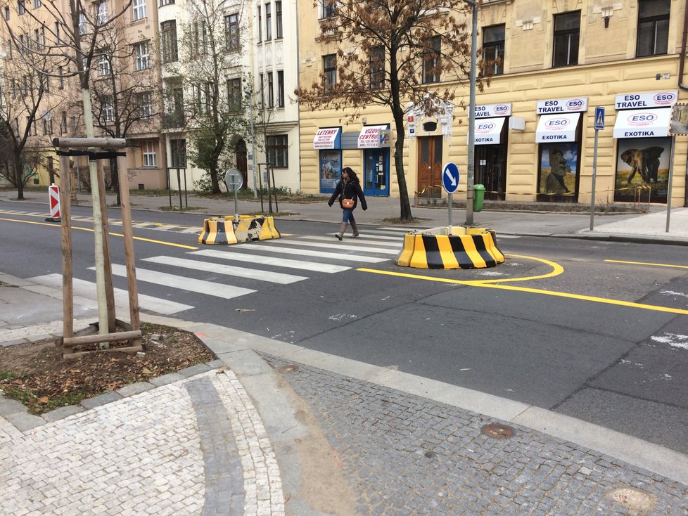 Korunovační ulice v Praze už je dočasně zúžená. Dopravní expert pro místo navrhuje jiné řešení.