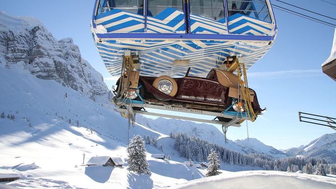 Rolls-Royce cestuje lanovkou na výstavu