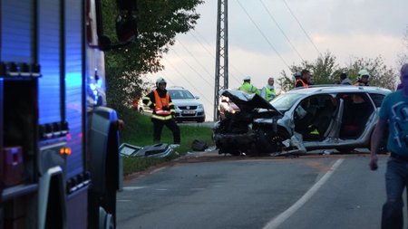 U Nelahozevsi se střetla dvě auta, řidička jednoho z nich zemřela.