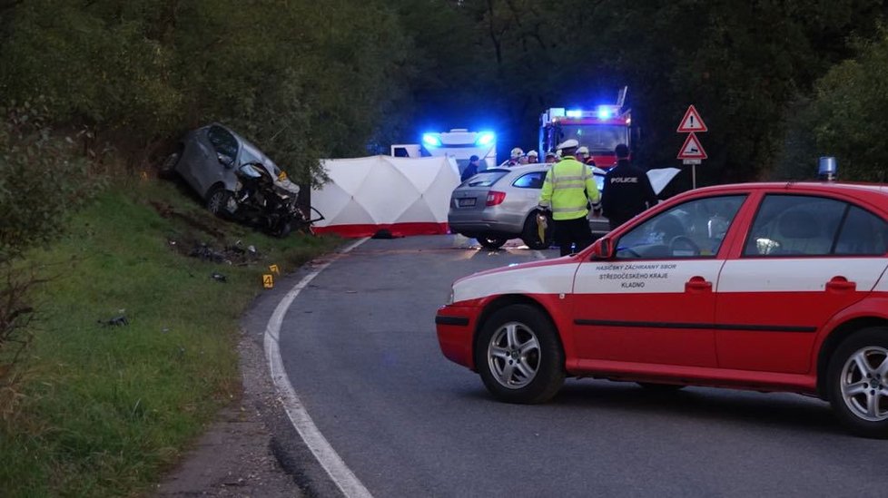 U Nelahozevsi se střetla dvě auta, řidička jednoho z nich zemřela.