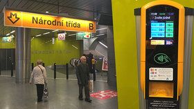 Zlobí bezkontaktní platební terminály na jízdenky v pražském metru? Dle dopravce na jejich umístění nezáleží.