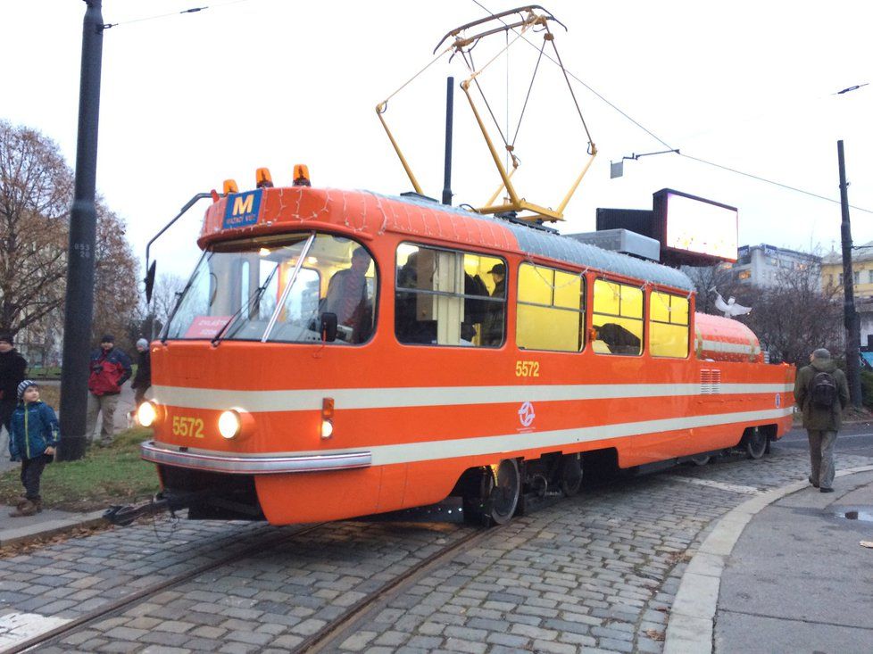 Mazací tramvaj prošla generální rekonstrukcí, do ulic Prahy vyrazila s vánoční výzdobou.