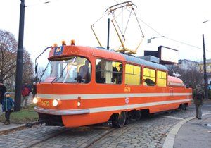 Mazací tramvaj nově také zavlažuje a sleduje kvalitu i teplotu ovzduší. Takto ji vyzdobili o Vánocích.