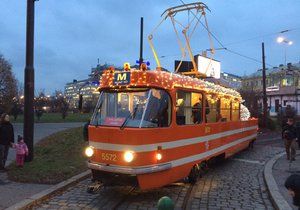 Mazací tramvaj prošla generální rekonstrukcí, do ulic Prahy vyrazila s vánoční výzdobou.