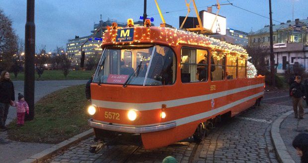 Mazací tramvaj prošla generální rekonstrukcí, do ulic Prahy vyrazila s vánoční výzdobou.