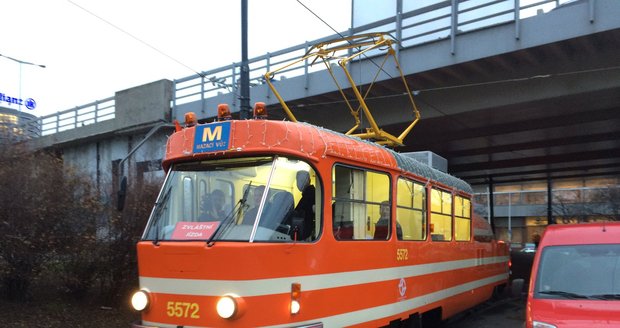 Mazací tramvaj přijíždí na Těšnov, odkud vyrazila zpět do ulic Prahy.