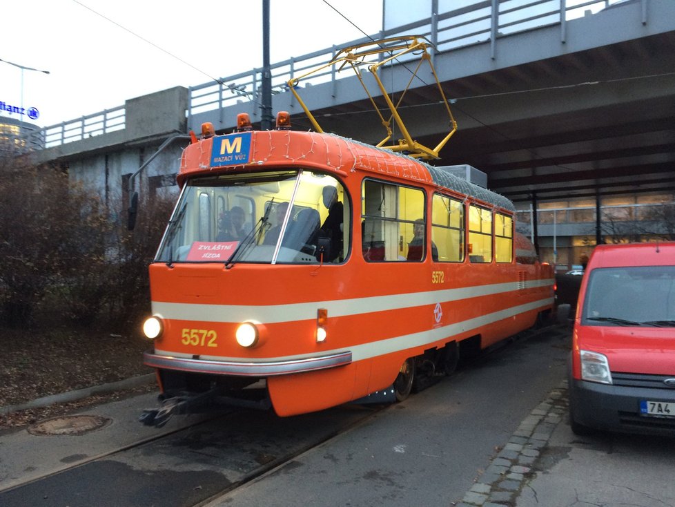 Mazací tramvaj přijíždí na Těšnov, odkud vyrazila zpět do ulic Prahy.