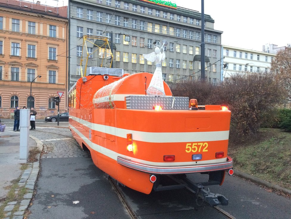 Mazací tramvaj nově také zavlažuje a sleduje kvalitu i teplotu ovzduší. Takto ji vyzdobili o Vánocích.